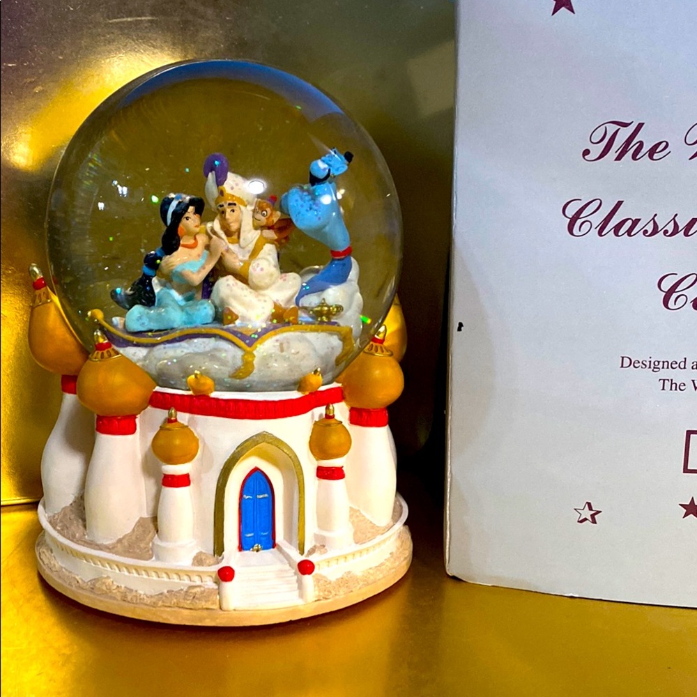 Walt Disney Exclusive 90’s Aladdin wind Up Musical Waterglobe A Whole New World